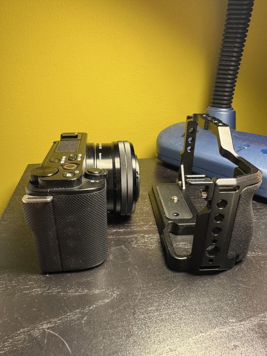 Sony ZV-E10 + E PZ 16-50mm f/3.5-5.6 OSS + Cage