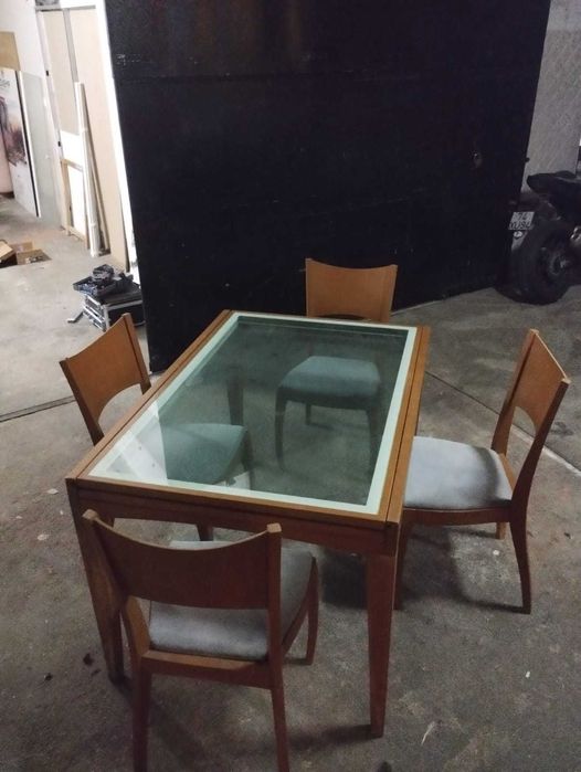 mesa com 4 cadeiras