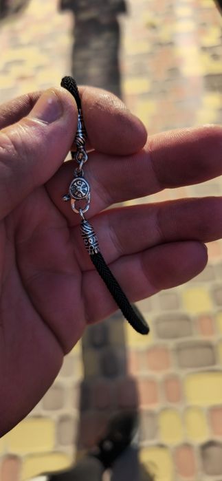 Срібний набір хрестик на шовкоовому шнурку з срібними вставками.