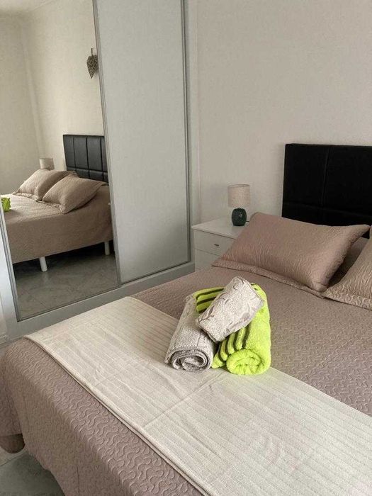 Junto à 1ª linha da praia T2. Terraço privado. A 2 passos da praia