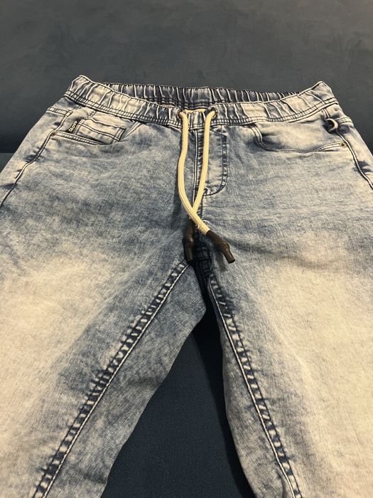 Krotkie spodnie jeansowe