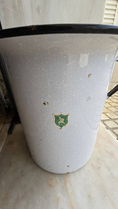 Penico alto antigo em esmalte