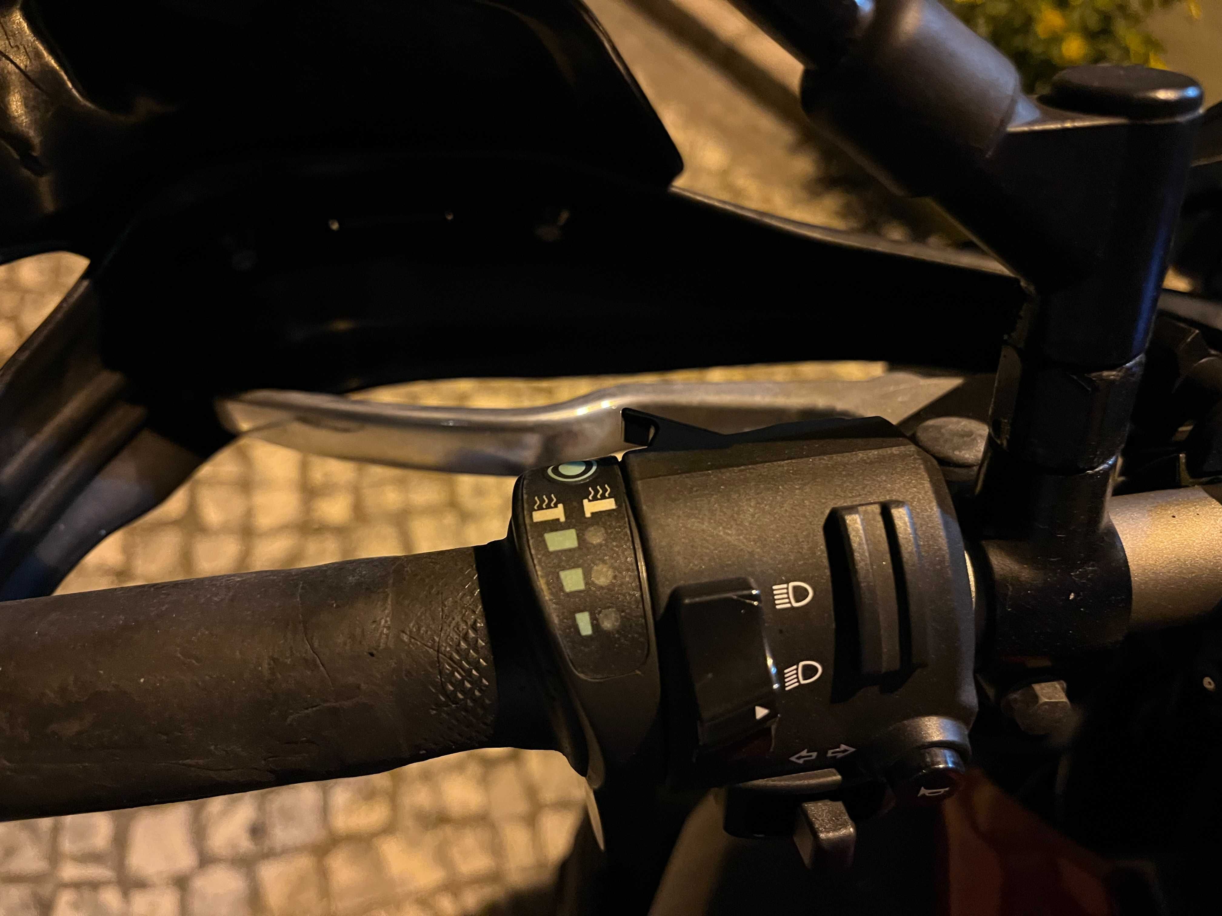 Yamaha MT 700 cor vermelha