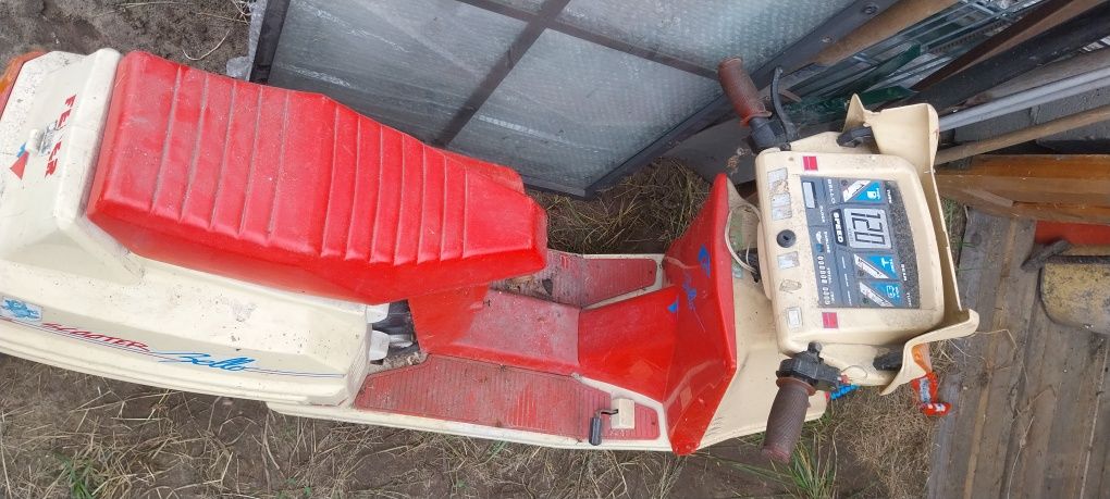 Stary zabytkowy skuter elektryczny.