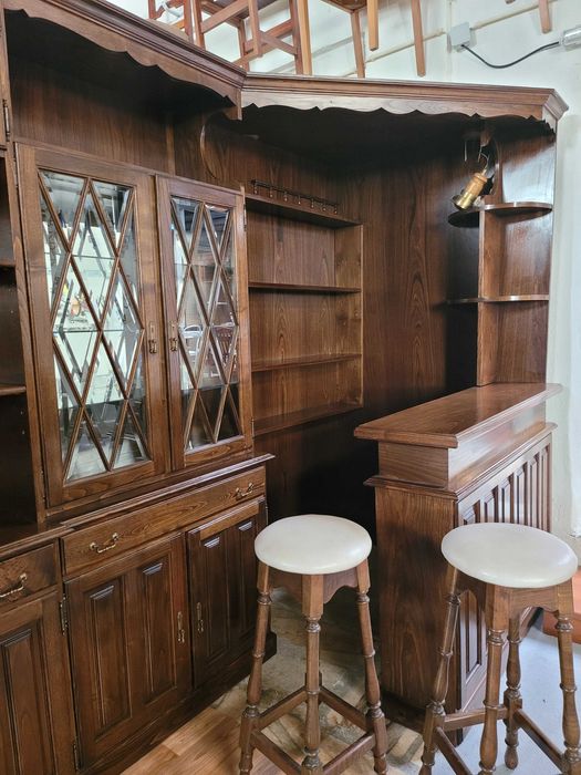 Enormíssimo móvel de canto com bar e dois bancos altos - óptimo estado