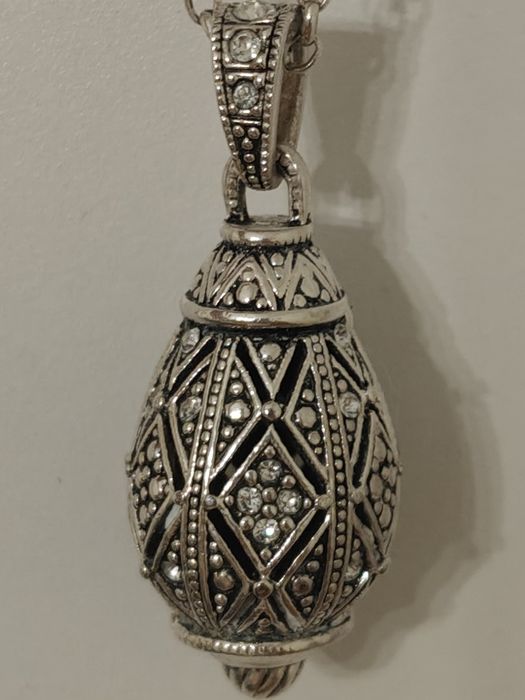 Wisiorek jajo Z długim łańcuszkiem.