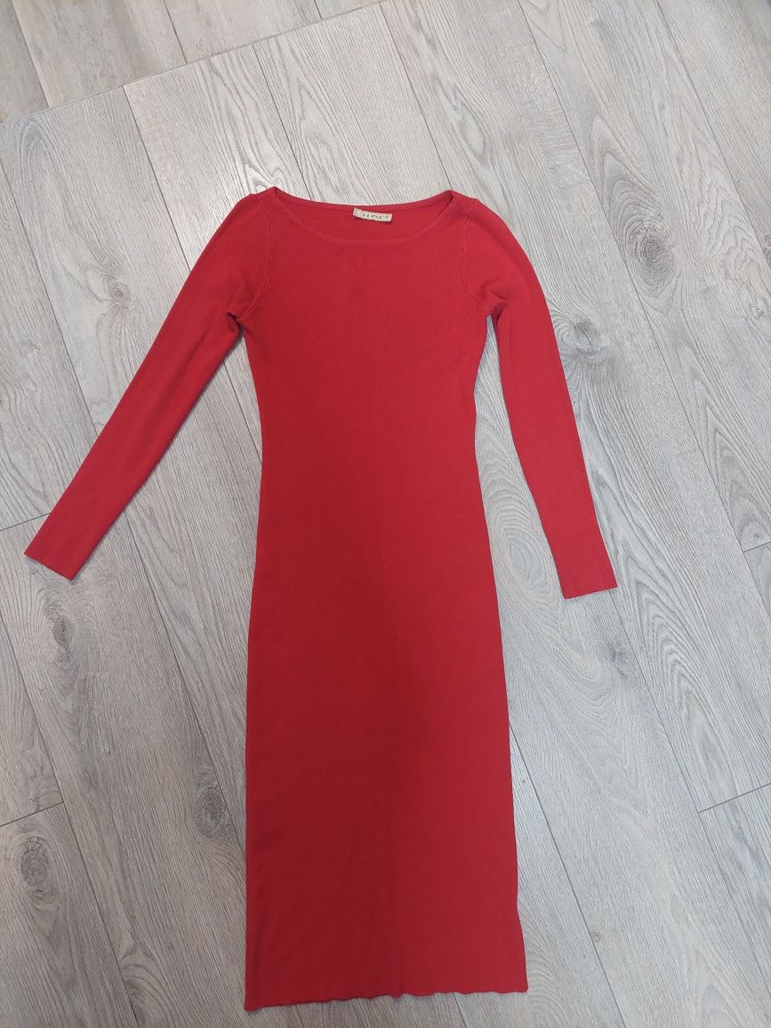 Жіноче червоне плаття