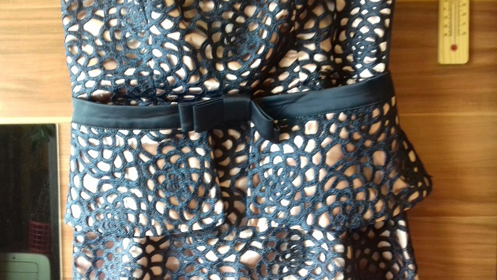 Elegancka sukienka z gipiurą założona raz r. 42