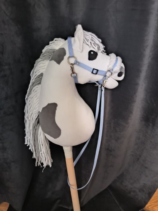 Hobby horse A3, futrzany kantar i wodze w zestawie.