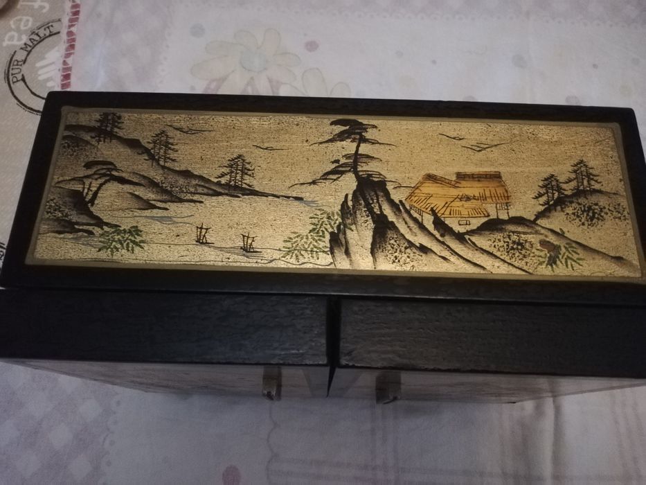 Guarda joias chinês com bailarina e musica.