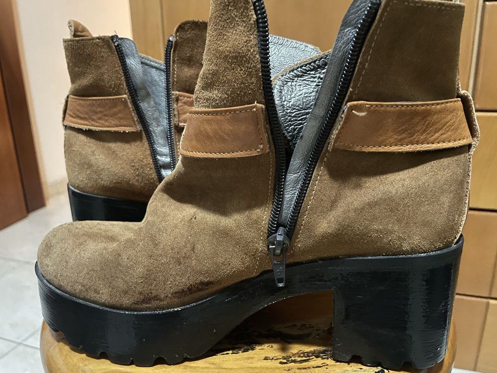 Botas em pele basicamente novas