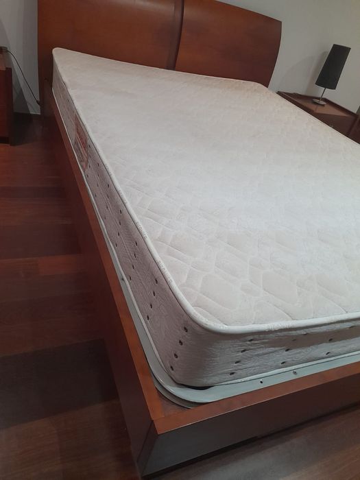 Cama de casal com oferta de estrado