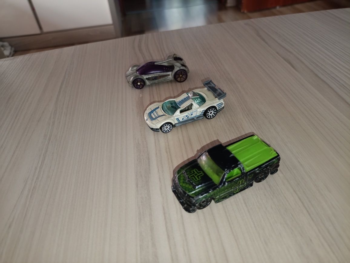 3 samochody Hot Wheels