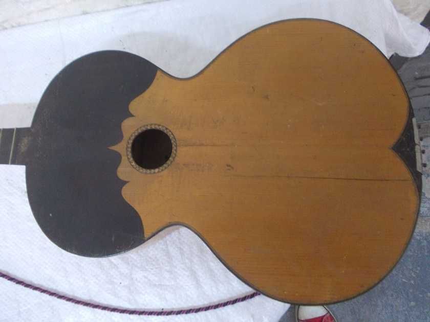 Stara mała gitara czterostrunowa ukulele Czechosłowacka