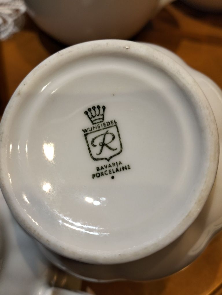 Kolekcja porcelany różnych marek.