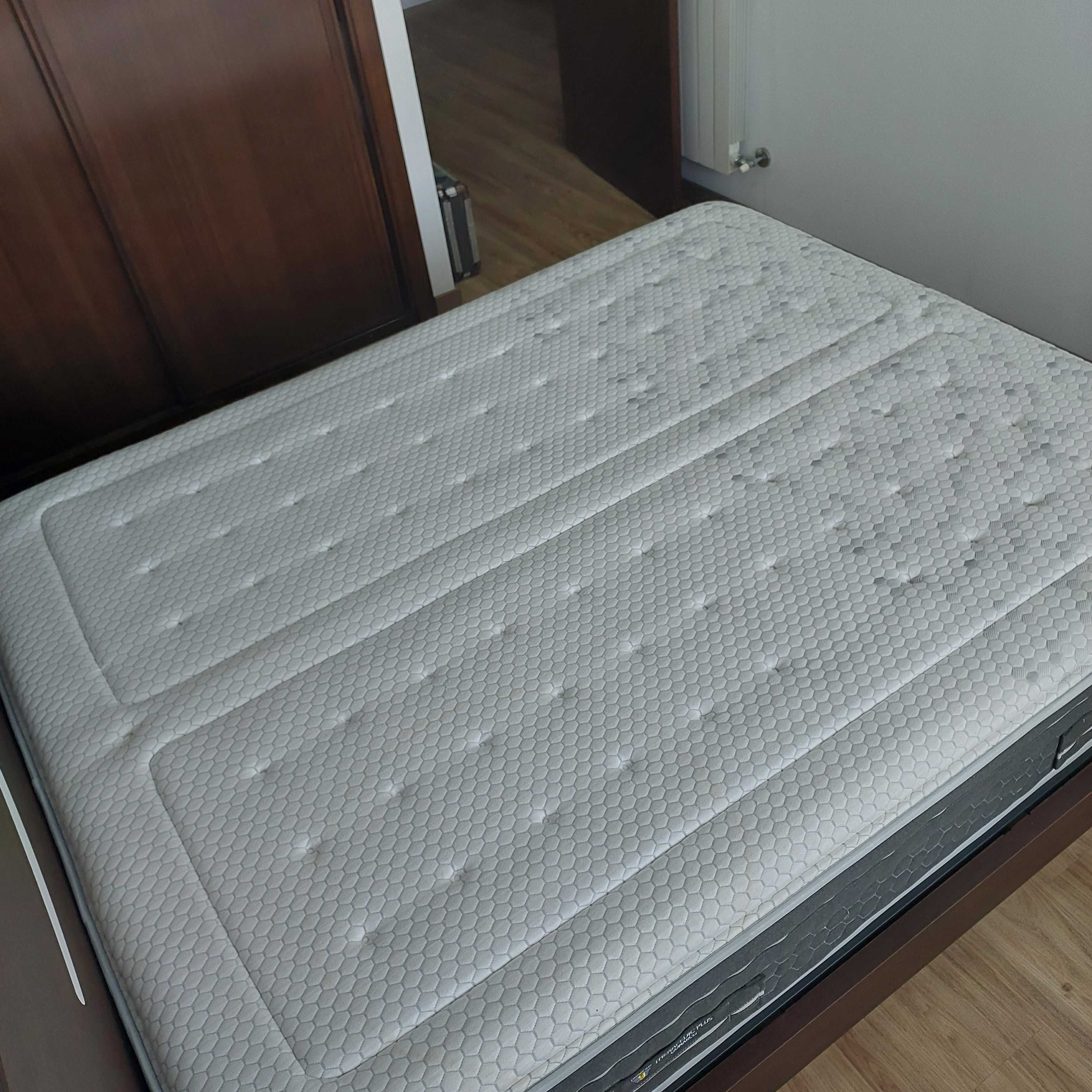 Cama de casal com colchão