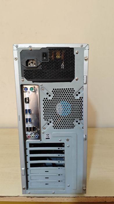 Komputer Gigabyte Z370 i3 8100, 16gb DDR4 128SSD+512HDD WIN11