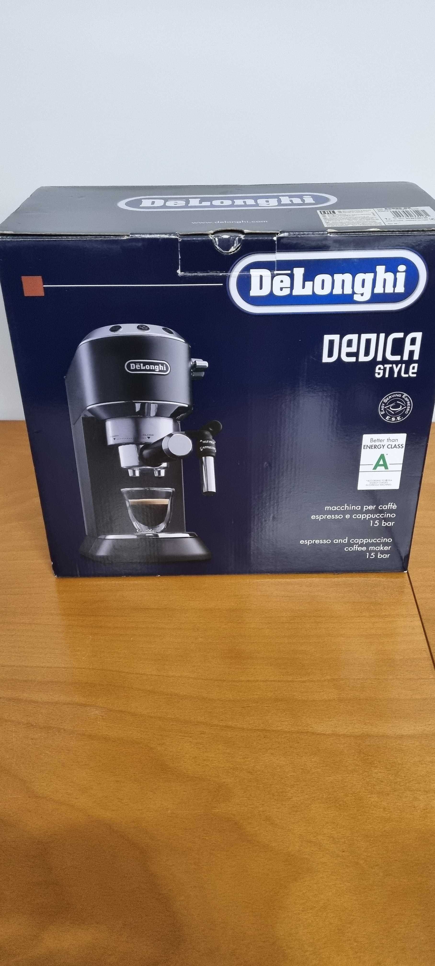 Ekspres ciśnieniowy kolbowy DELONGHI Dedica Style EC 685.BK.