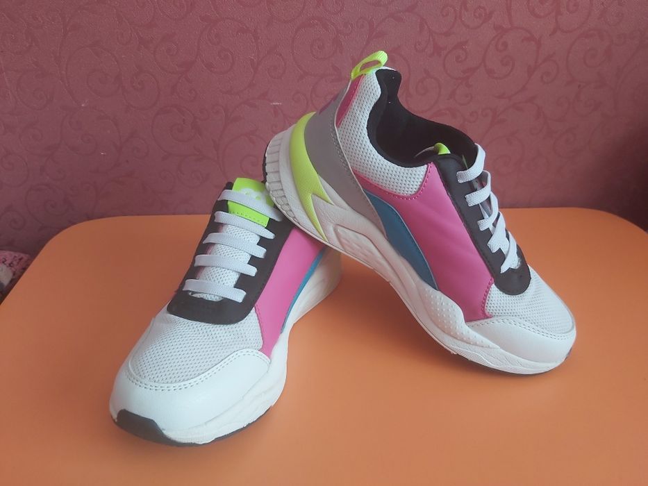 Класні Кросівки 35р