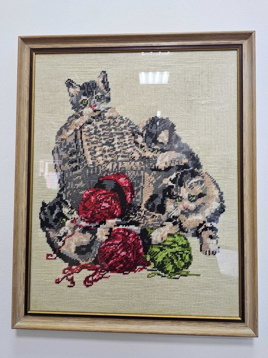 Haftowany obraz — koty z motkami włóczki, 1994 r., ręczna praca