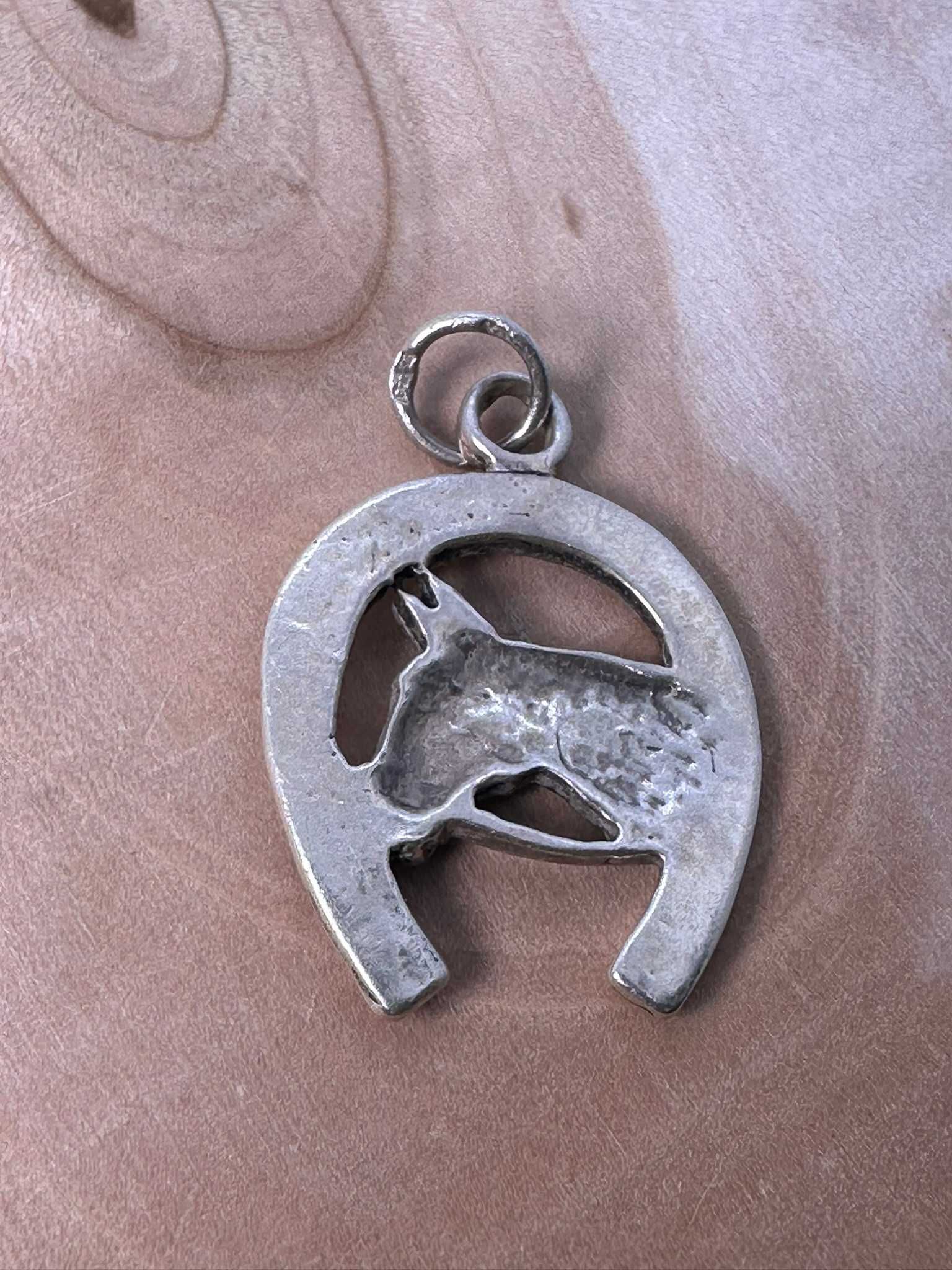 Srebrna zawieszka koń w Podkowie 2,5 x 2 cm