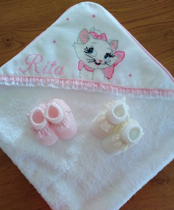 Pecas bordadas a mão em ponto de cruz