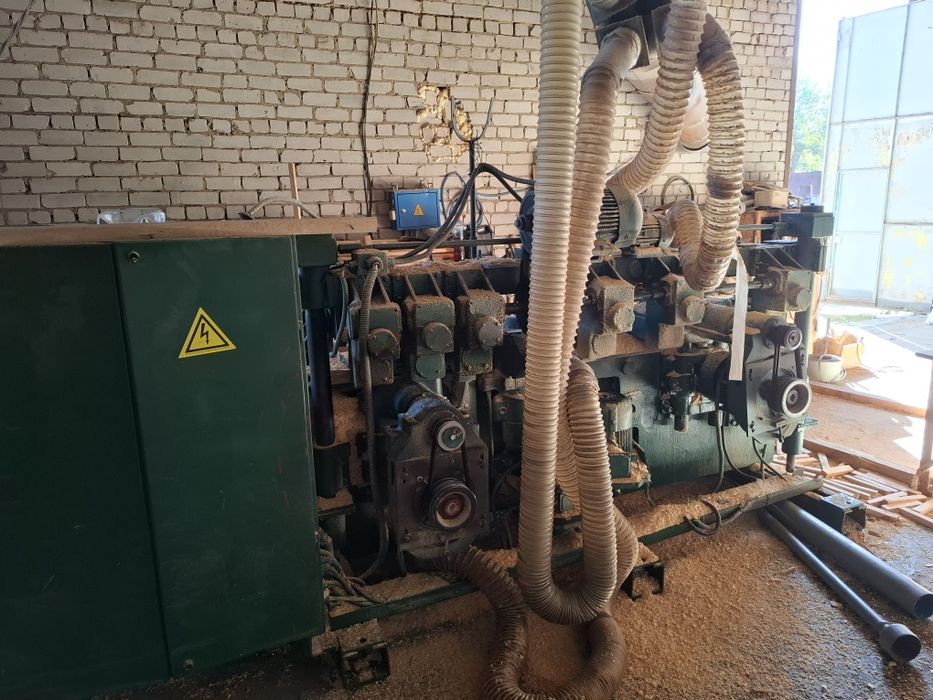 4х сторонній фрезерний станок РШ-25
Потужність 25кВт в робочому стані.