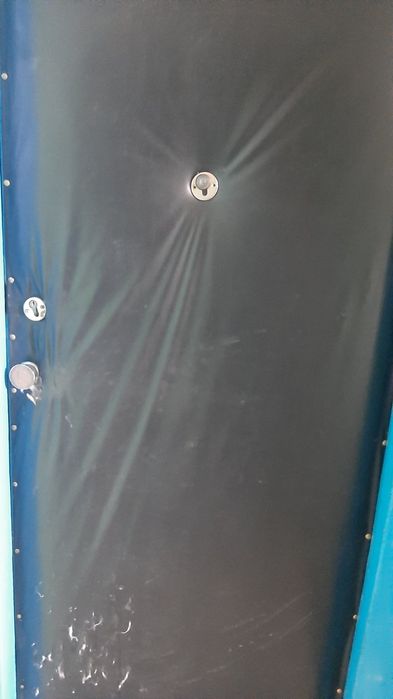 Входная тамбурная дверь с замком.