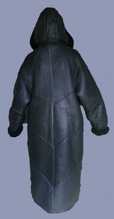 Kożuch damski z naturalnej owczej skóry w kolorze czarnym.Stan idealny