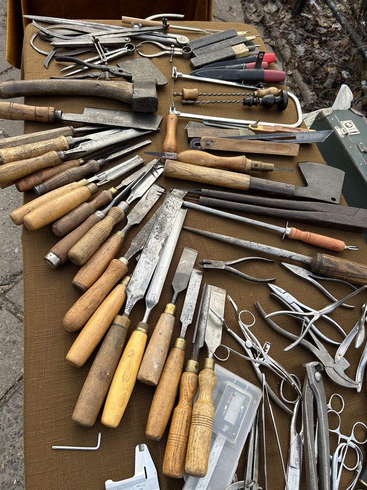 Stare angielskie narzędzia; strugi, dluta, mlotki, piły i inne.