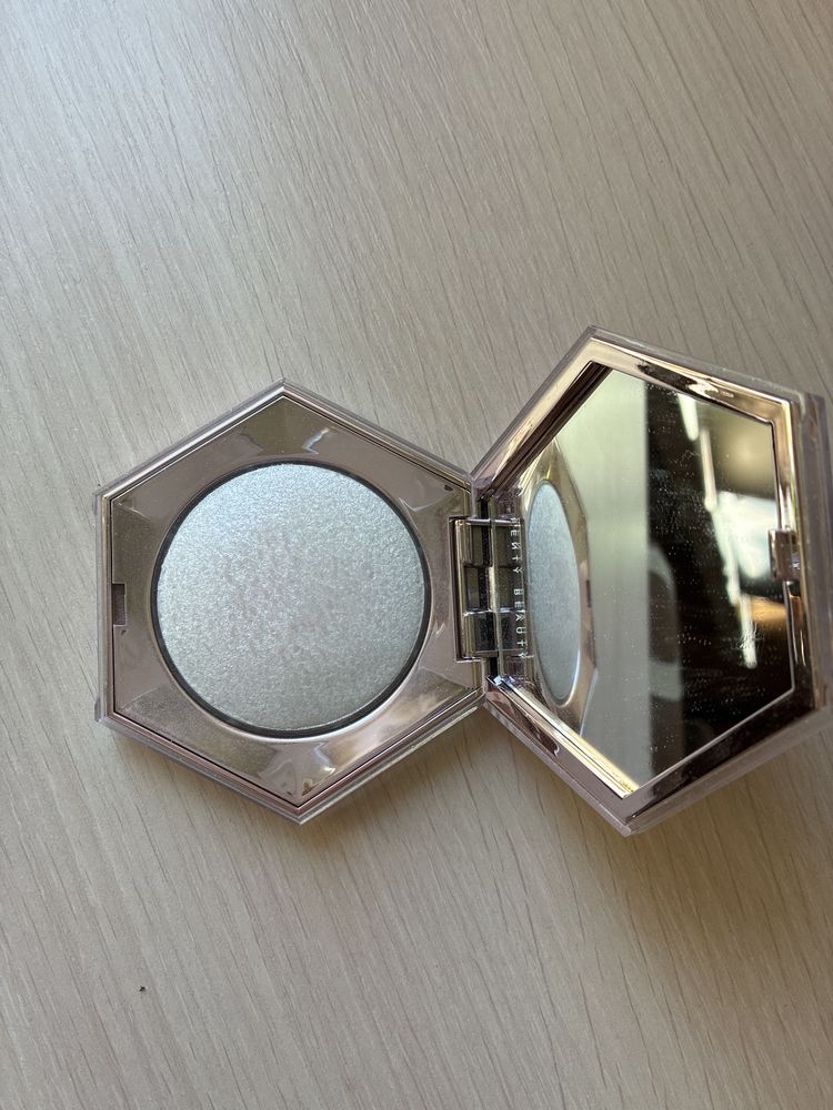 Fenty Beauty Diamond Bomb rozświetlacz