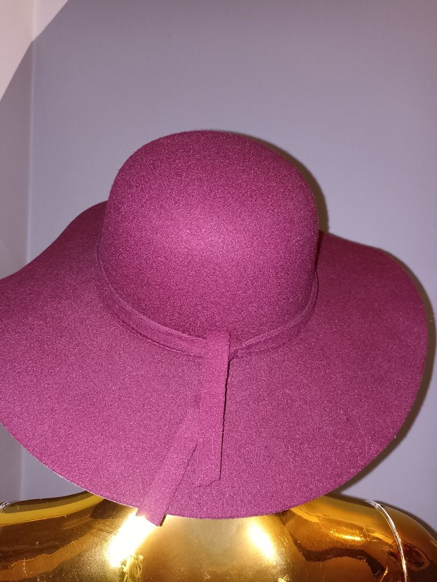 Flauszowy kapelusz bordowy z dużym rondem