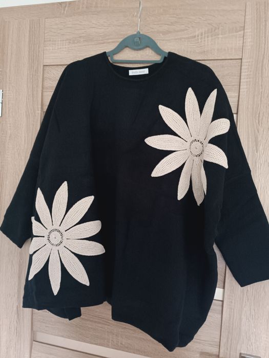 Sweter w kwiaty oversize