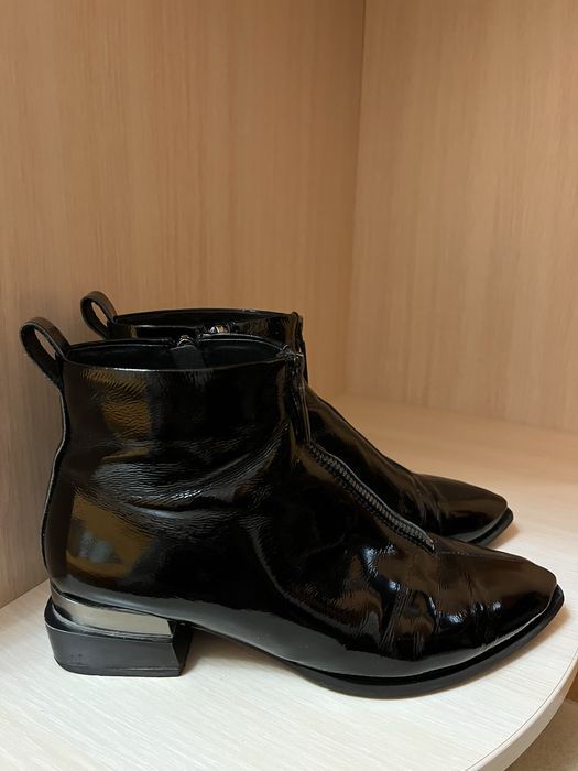 Ботінки лакові жіночі на осінь