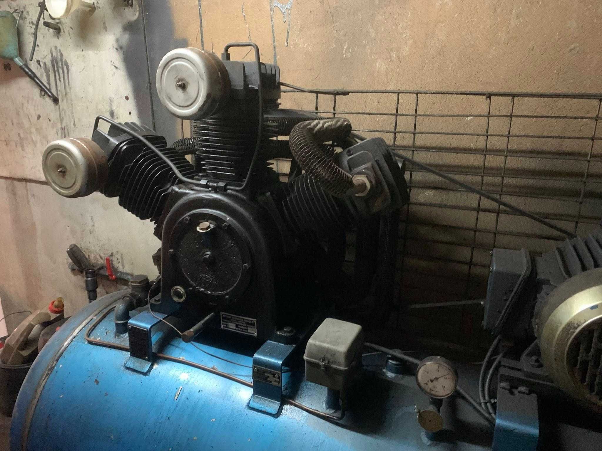 Compressor de 500 L  14kg trifásico