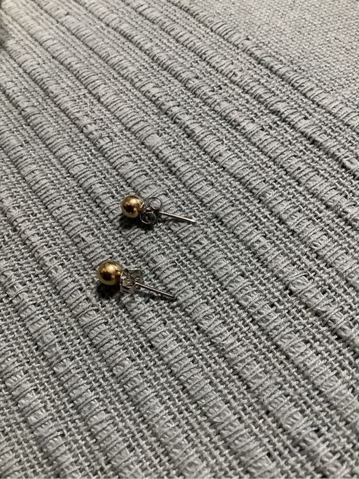 Nowe kolczyki kulki koloru złotego wkręty
