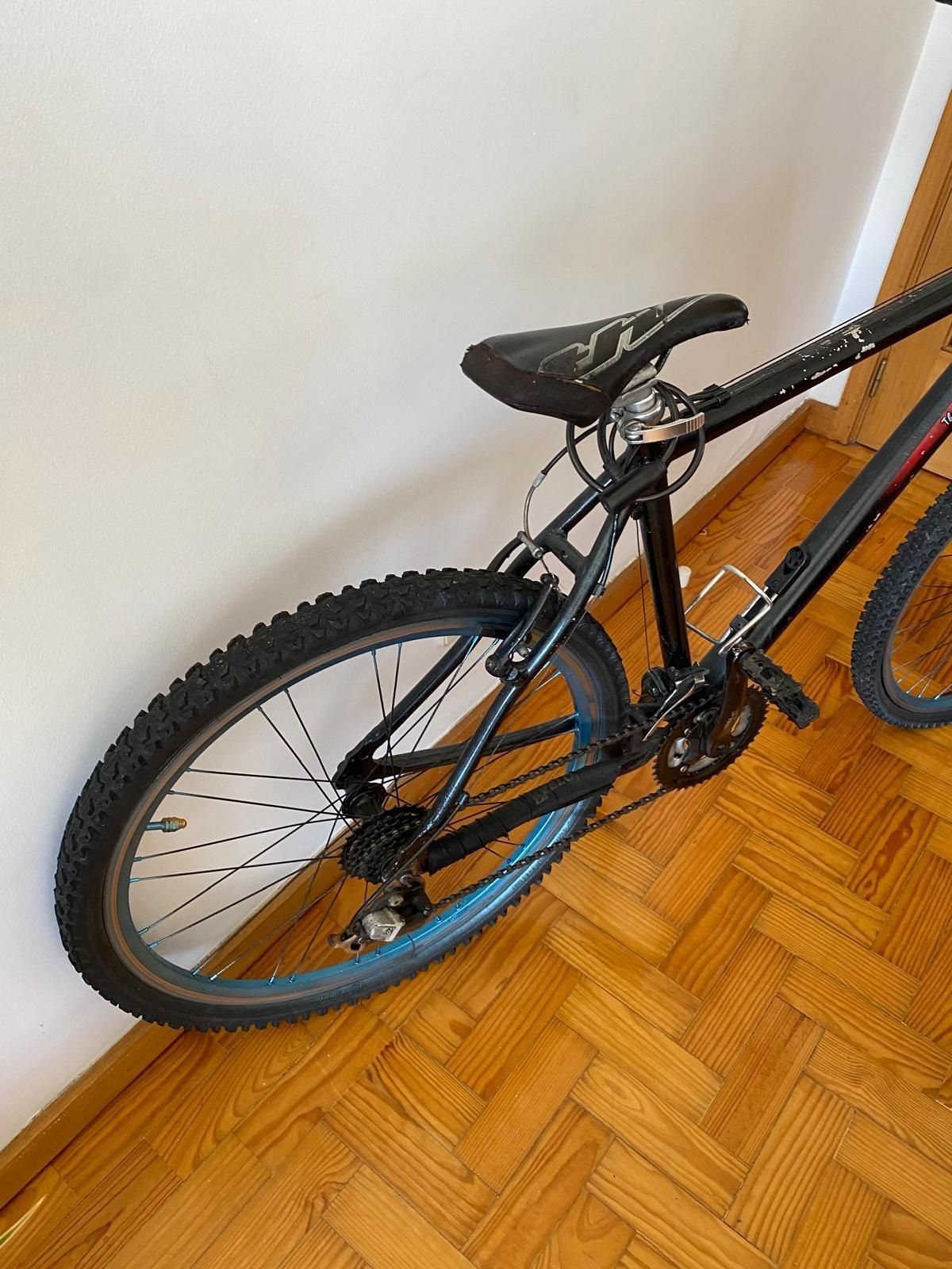 Bicicleta usada bem conservada