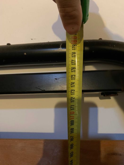 Estrado para cama de casal. Em madeira com tecido vermelho bordô