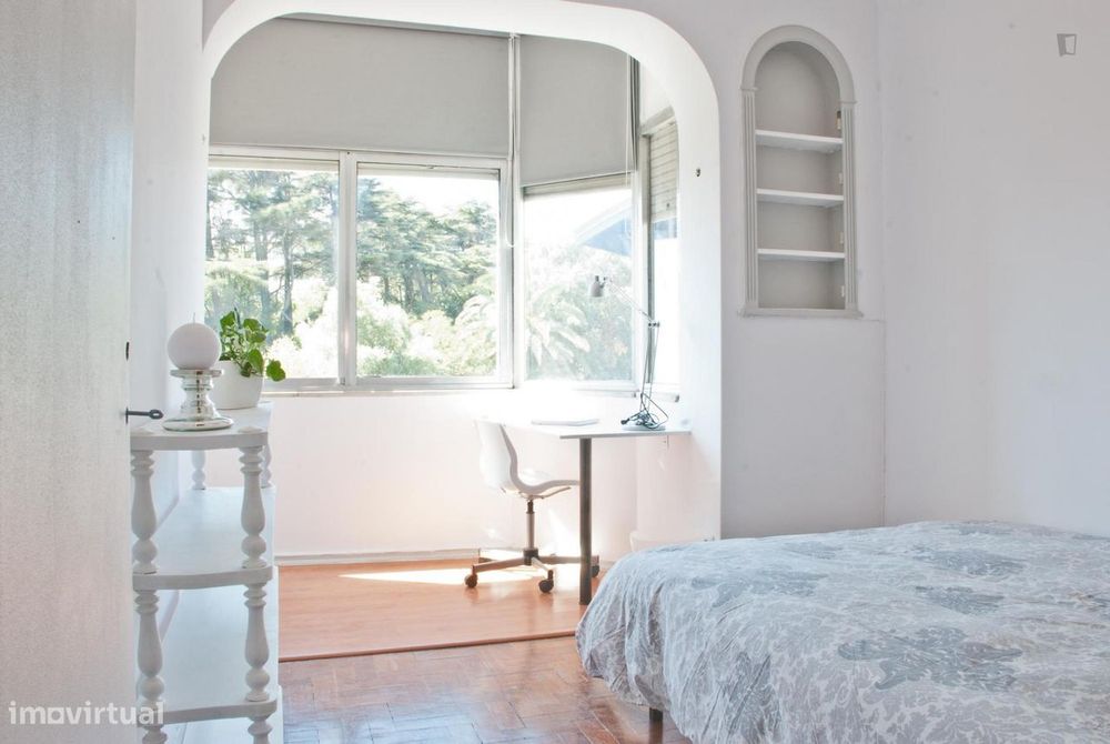 940 - Quarto espaçoso e com boa iluminação...
