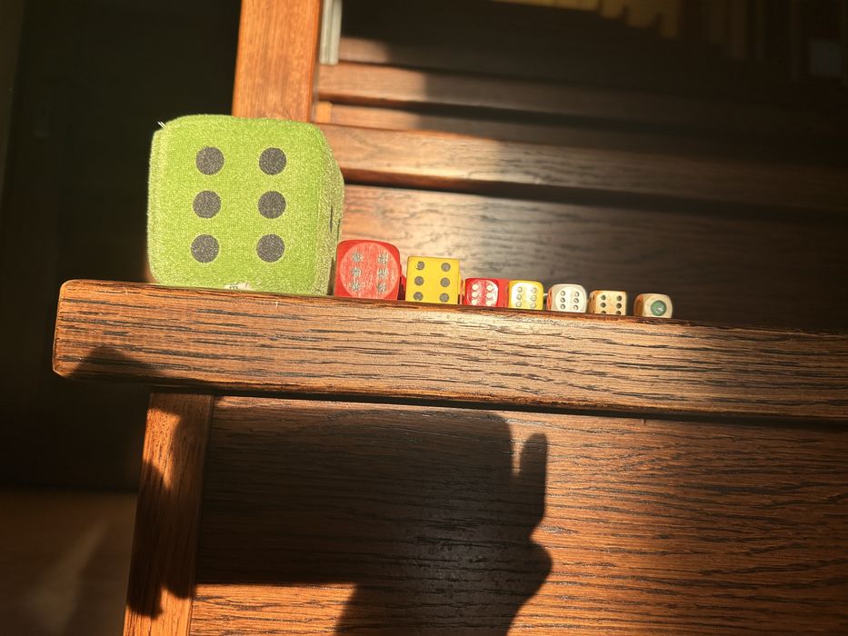 20 kolorowych kostek do gry w różnych rozmiarach