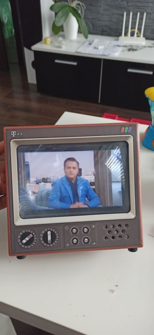 Powiekszacz ekranu smartfona retro telewizor