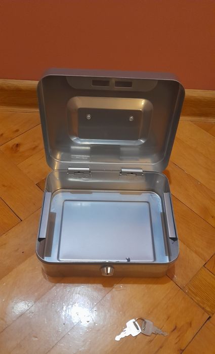 Metalowa kaseta,sejf i skarbonka.