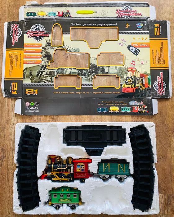 Дитяча залізниця: локомотив, 2 вагончики, рейки,  пластикові на вік 3+