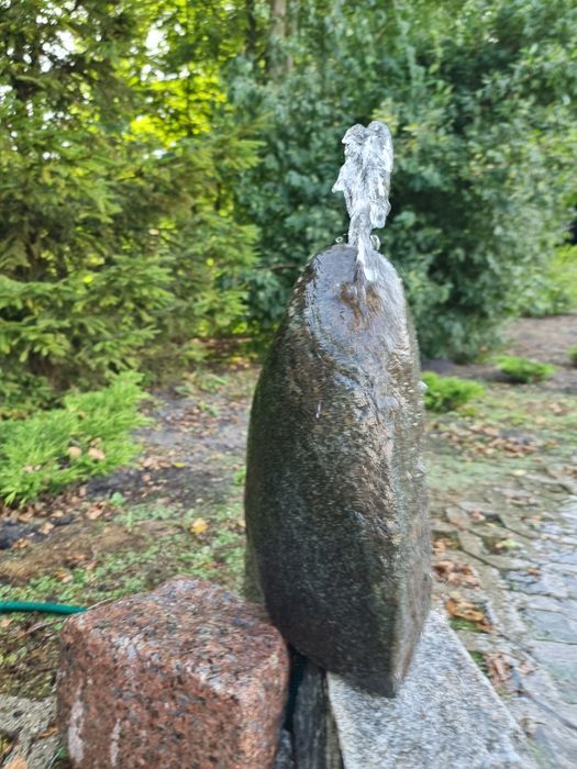 Kamień fontanna ogrodowa