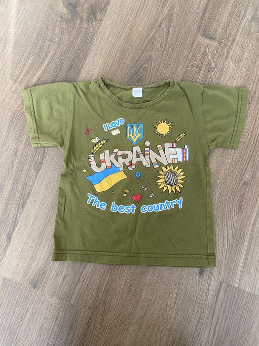 Зелена патріотична футболка з украінськими символами