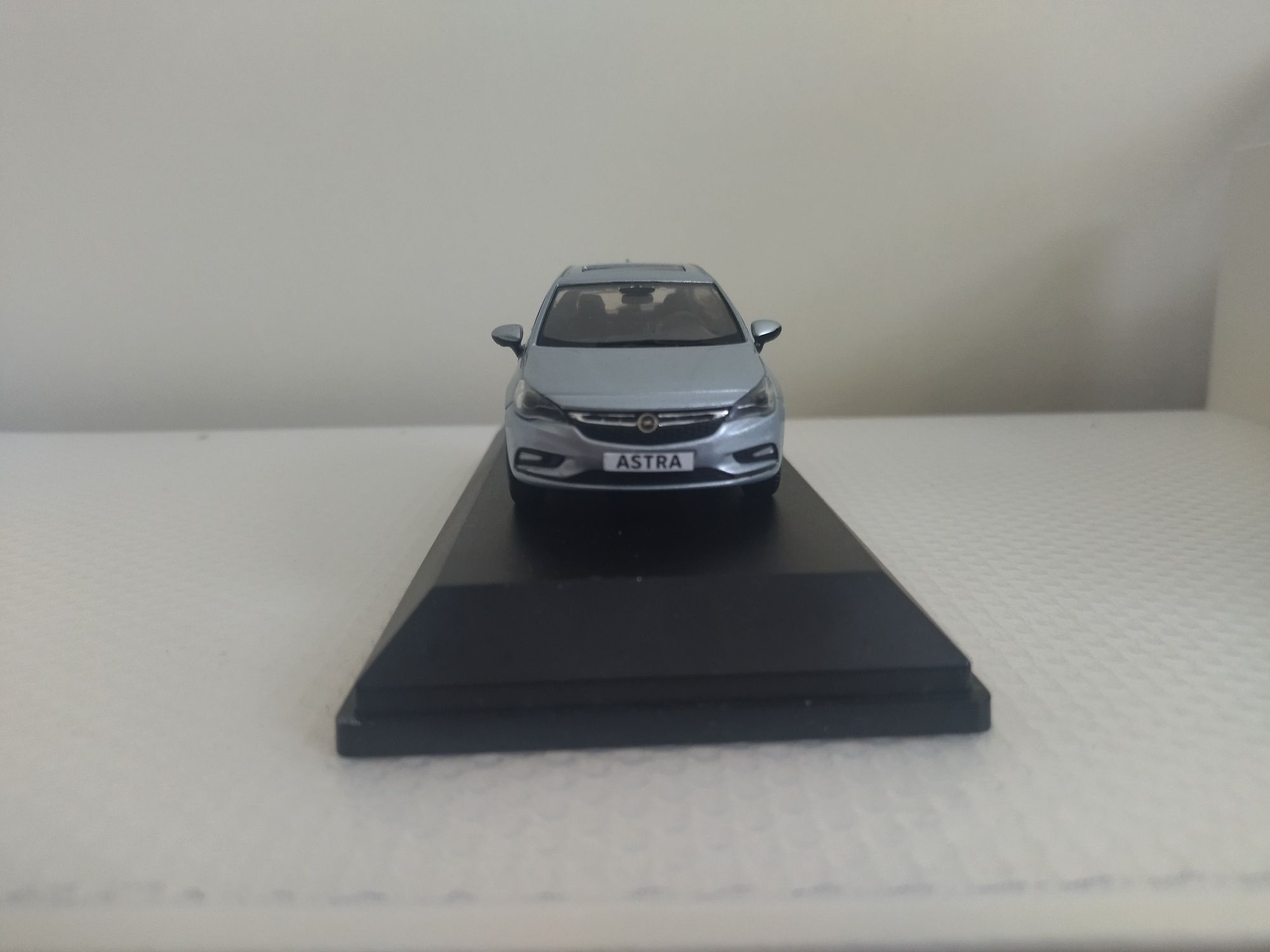 Miniatura Opel Astra ST 1/43 Nova
