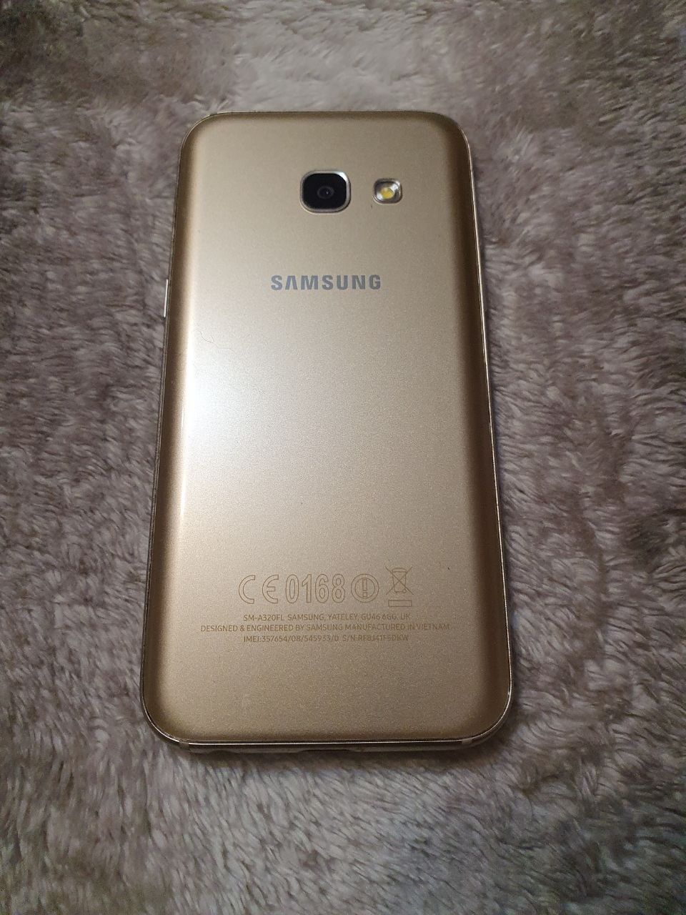 Самсунг А320 золотой
