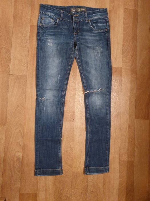 Spodnie jeansowe , z dziurą na kolanie , roz 40