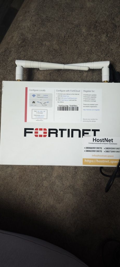 Роутер, сетевой экран Fortinet в рабочем состоянии.