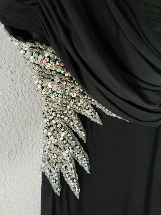 Czarna sukienka sylwestrowa maxi dluga